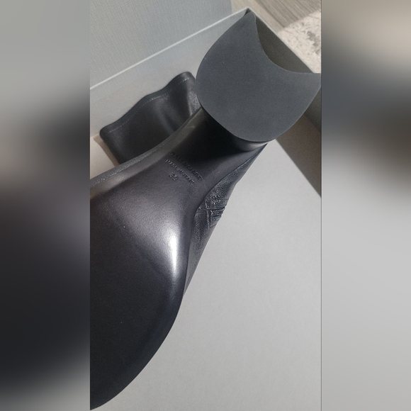 Balenciaga Round-Toe Glove Boots - Picture 6 of 8